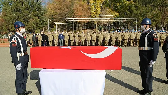 Kalp krizi geçirip hayatını kaybeden uzman çavuş memleketine uğurlandı