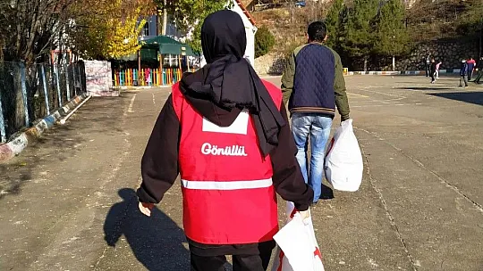 Keban'da öğrencilere giyim yardımı