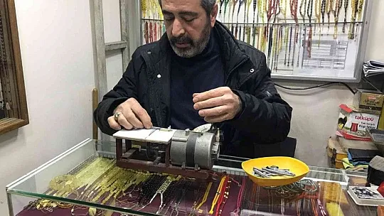 4 metrekarelik dükkana dünyaları sığdırdı