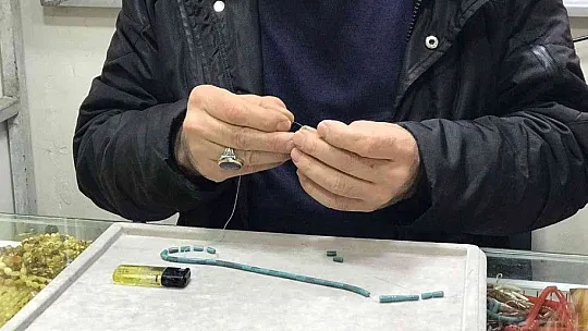 4 metrekarelik dükkana dünyaları sığdırdı