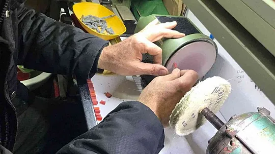 4 metrekarelik dükkana dünyaları sığdırdı