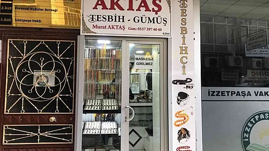 4 metrekarelik dükkana dünyaları sığdırdı