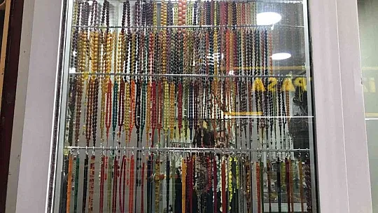 4 metrekarelik dükkana dünyaları sığdırdı