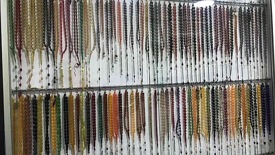 4 metrekarelik dükkana dünyaları sığdırdı