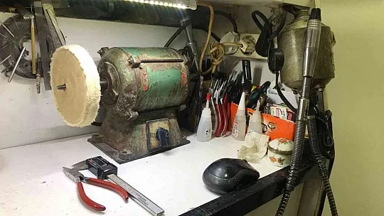 4 metrekarelik dükkana dünyaları sığdırdı