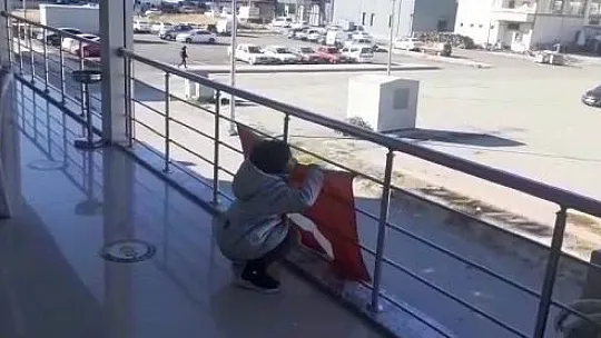 Minik Zehra'nın bayrak sevgisi alkış topladı