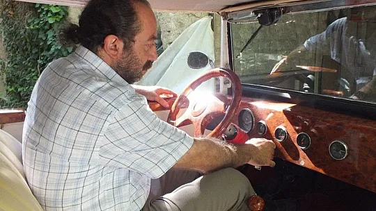 92 yaşındaki klasik aracına gözü gibi bakıyor