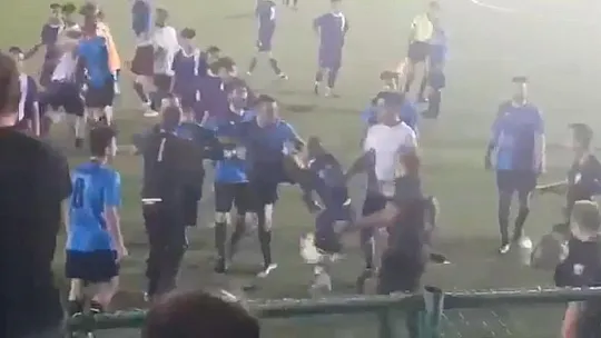 Amatör maçta tekme ve yumruklar havada uçuştu