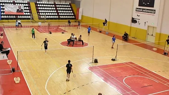 Analig badminton çeyrek finalleri Elazığ'da başladı