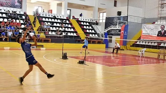 Analig badminton çeyrek finalleri Elazığ'da başladı