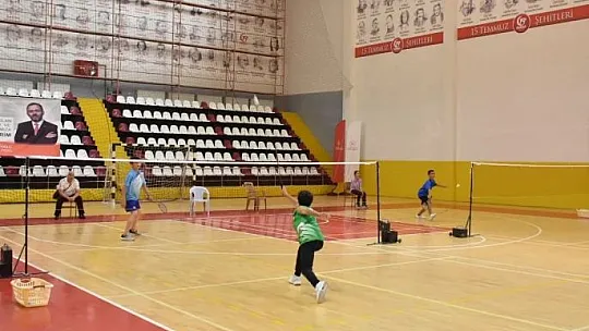 Analig badminton çeyrek finalleri Elazığ'da başladı