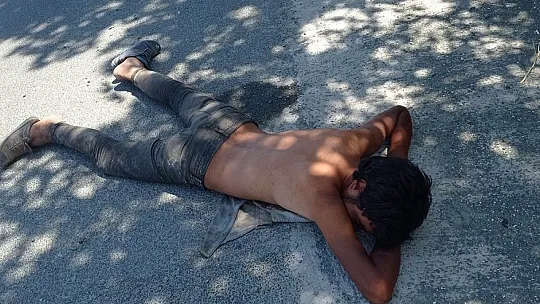 Baygınlık geçiren göçmenin imdadına vatandaşlar yetişti
