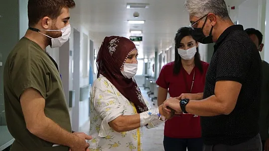 Ani inme geçiren kadın başarılı operasyonla yürümeye başladı