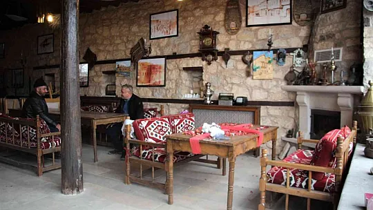 Antika tutkusu sayesinde işlettiği kafe müzeye döndü
