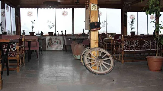 Antika tutkusu sayesinde işlettiği kafe müzeye döndü