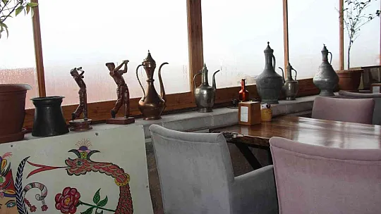 Antika tutkusu sayesinde işlettiği kafe müzeye döndü