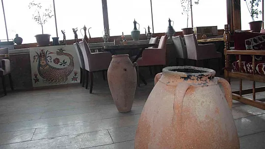 Antika tutkusu sayesinde işlettiği kafe müzeye döndü