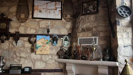 Antika tutkusu sayesinde işlettiği kafe müzeye döndü