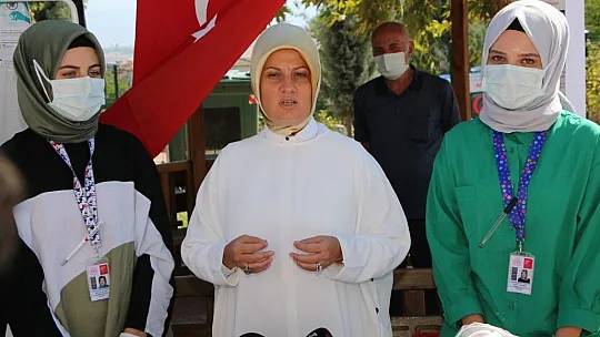 Aşı olmaktan korkan Güllü ninenin hemşire ile diyaloğu güldürdü