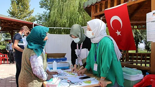 Aşı olmaktan korkan Güllü ninenin hemşire ile diyaloğu güldürdü