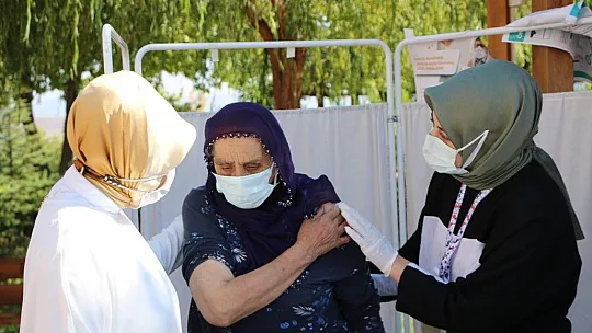 Aşı olmaktan korkan Güllü ninenin hemşire ile diyaloğu güldürdü