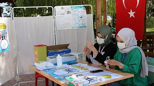 Aşı olmaktan korkan Güllü ninenin hemşire ile diyaloğu güldürdü