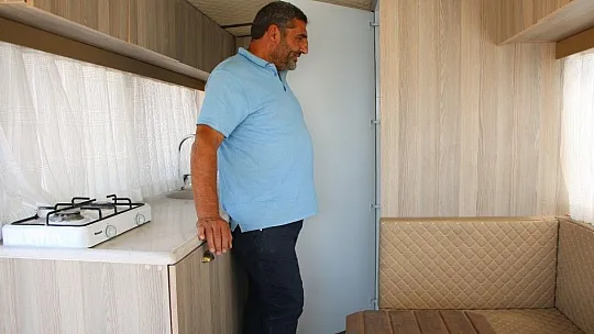 Atıl durumdaki aracı 60 bin lira harcayarak lüks karavana çevirdi