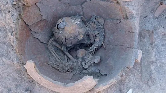 Arslantepe Höyüğü'nde küp içerisinde iki çocuk iskeleti gün yüzüne çıkarıldı