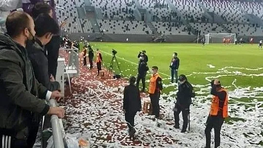 Kur'an-ı Kerim sayfaları konfeti şeklinde sahaya fırlatıldı