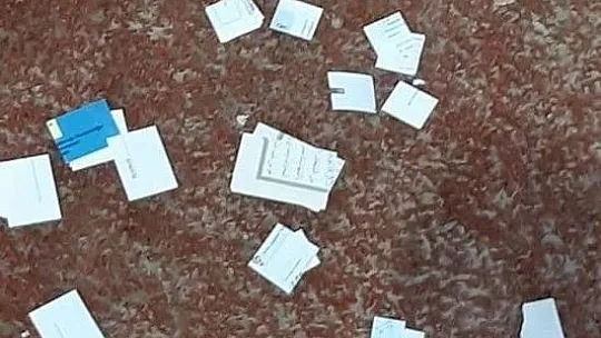 Kur'an-ı Kerim sayfaları konfeti şeklinde sahaya fırlatıldı