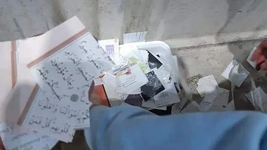 Kur'an-ı Kerim sayfaları konfeti şeklinde sahaya fırlatıldı