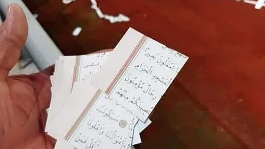 Kur'an-ı Kerim sayfaları konfeti şeklinde sahaya fırlatıldı