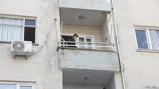 Babasını boğazını keserek öldürdü