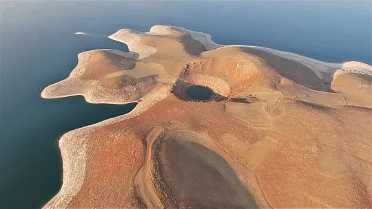Çemişgezek'te sular çekilince dev obruklar ortaya çıktı