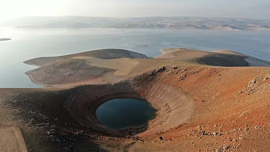 Çemişgezek'te sular çekilince dev obruklar ortaya çıktı