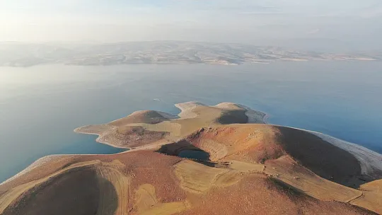 Çemişgezek'te sular çekilince dev obruklar ortaya çıktı