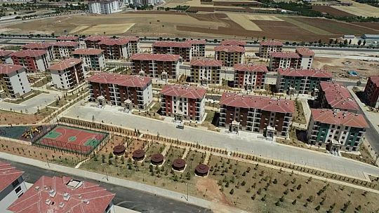 Yeni evlerine kavuşan depremzedelerin yüzü gülüyor