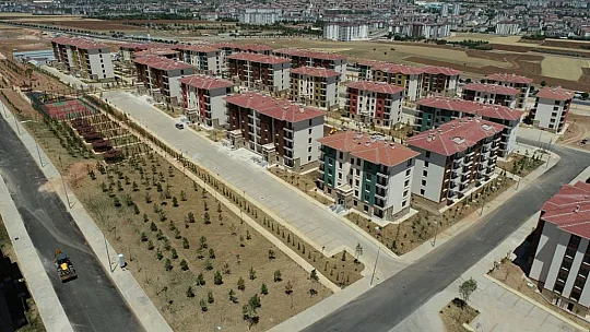 Yeni evlerine kavuşan depremzedelerin yüzü gülüyor