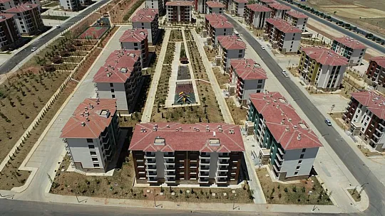 Yeni evlerine kavuşan depremzedelerin yüzü gülüyor