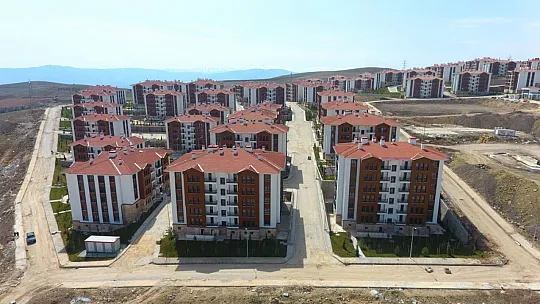 Yeni evlerine kavuşan depremzedelerin yüzü gülüyor
