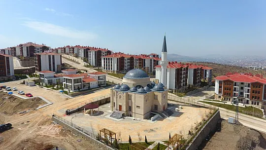 Yeni evlerine kavuşan depremzedelerin yüzü gülüyor