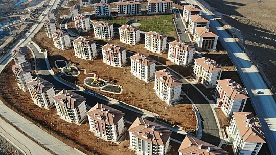 Yeni evlerine kavuşan depremzedelerin yüzü gülüyor