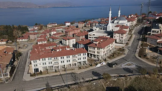 Yeni evlerine kavuşan depremzedelerin yüzü gülüyor