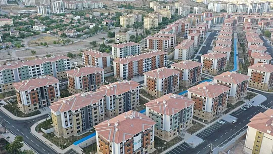 Yeni evlerine kavuşan depremzedelerin yüzü gülüyor