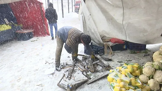 Pazarcı esnafının dondurucu soğukta zorlu ekmek mücadelesi