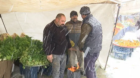 Pazarcı esnafının dondurucu soğukta zorlu ekmek mücadelesi