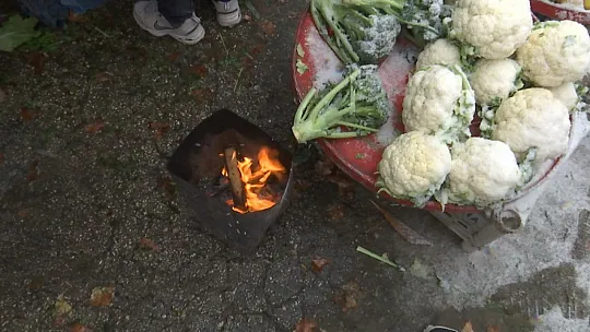 Pazarcı esnafının dondurucu soğukta zorlu ekmek mücadelesi