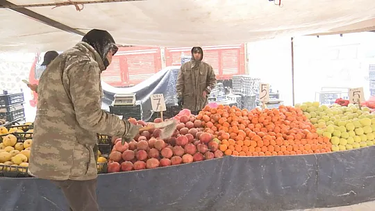 Pazarcı esnafının dondurucu soğukta zorlu ekmek mücadelesi