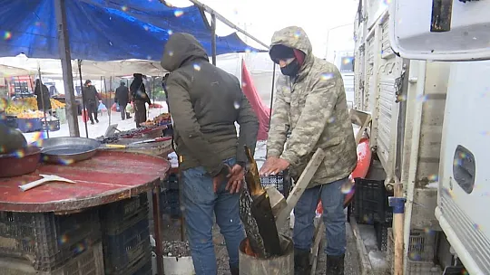 Pazarcı esnafının dondurucu soğukta zorlu ekmek mücadelesi