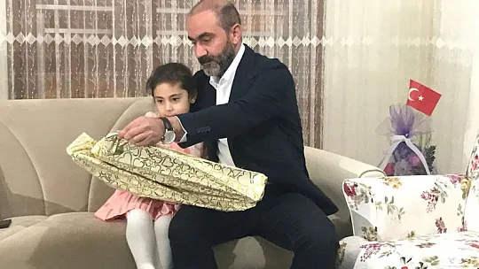 Kılıçdaroğlu, Elazığ depreminin simgesi 'Yüsra Bebek' ile görüştü
